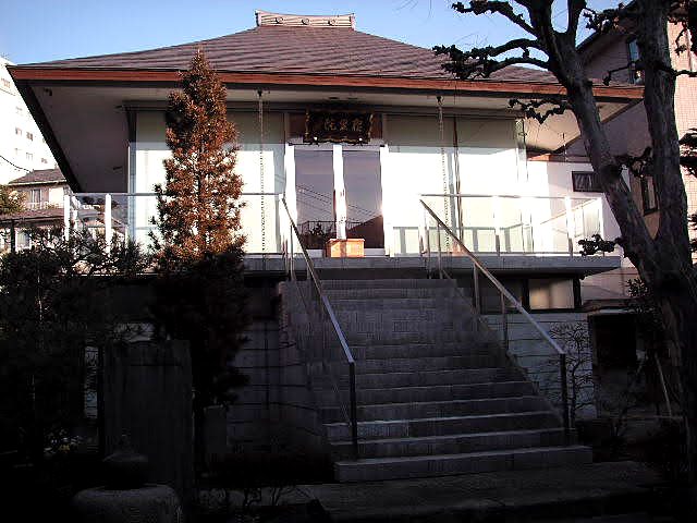 根生院の本堂。石段の上に建つ、銅板葺の大屋根の堂宇